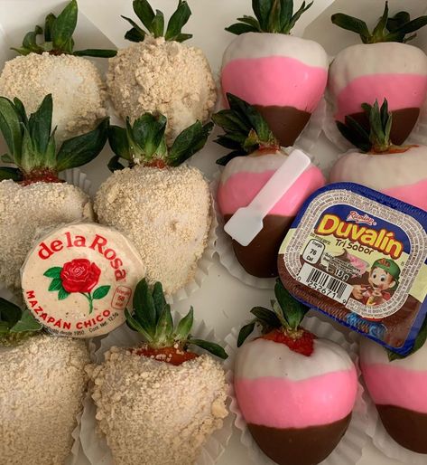 SweetNess on Instagram: “Mexican candy inspired berries🍓🇲🇽 #whitechocolate #milkchocolate #mazapan #tamarindo #chamoy #tajin #duvalin #strawberries #dozen…” Diy Cake Recipes, Mexican Treats, Chocolate Covered Strawberry Recipe, Chocolate And Strawberry, Mexican Birthday Parties, Chocolate Covered Strawberries Bouquet, Mexican Snacks, Mexican Candy, Edible Arrangements