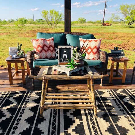 Western Patio Ideas, Western Porch Ideas, Western Outdoor Decor, Western Porch, Southwestern Patio, Outside House Decor, Southwestern House, Western Inspiration, Western Ideas