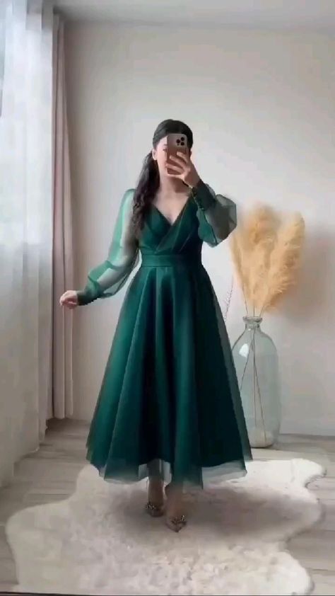 Western Dresses For Women, Simple Frock Design, Long Gown Design, Simple Frocks, Anarkali Dress Pattern, Simple Gowns, Stylish Short Dresses, Long Dress Design, Fancy Dresses Long