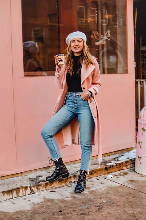 La Mejor Inspiración Para Usar Una Boina Con Mucho Estilo | Cut & Paste – Blog de Moda Baret Outfit, White Beret, Combat Boot Outfits, Combat Boot Outfit, Winter Mode Outfits, Engagement Photo Outfits Fall, Boating Outfit, Black Combat Boots, Winter Jeans