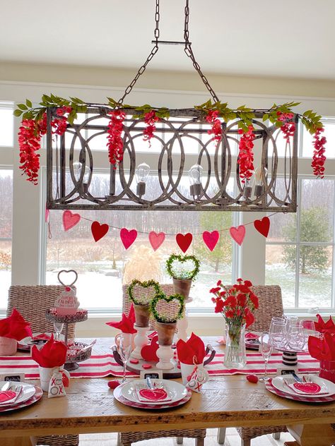 Decorating Ideas for a Galentine's Day Brunch - Plaids and Poppies Galentines Party Brunch Ideas, Valentine Kitchen Table Decor, Valentine’s Day Brunch Decor, Valentines Dinner Table, Valentine Boards, Valentines Day Brunch Ideas, Galentine Brunch, Valentine Day Aesthetic, Valentines Day Tablescapes