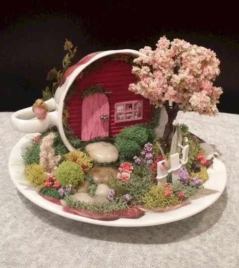 Mini Garden Ideas, Fairy Teacup Garden, Fairy Garden Design Ideas, Indoor Fairy Garden, Cup And Saucer Crafts, Diy Fairy Garden, Indoor Fairy Gardens, Tea Cup Art, Teacup Gardens