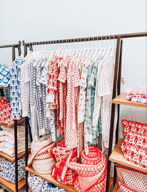 Preppy Clothing Rack, Clothes On A Rack, Preppy Pfps, Preppy Things, Preppy Clothing, Preppy Vibes, Pink Preppy, Preppy Stuff, Preppy Clothes