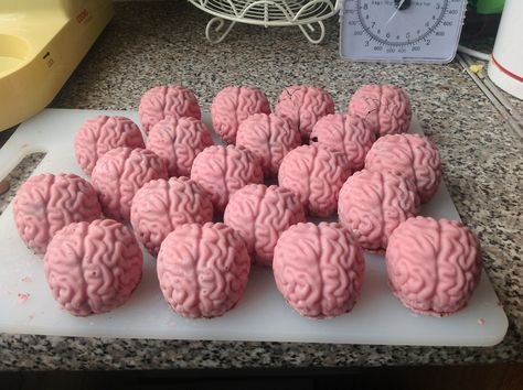 Brain Cake Pops, Neuroscience Graduation Party, Brain Themed Party, Psychology Cake Ideas, Psychology Party Ideas, Psychology Themed Party, Brain Cake Ideas, Therapist Graduation Party, Neuroscience Degree