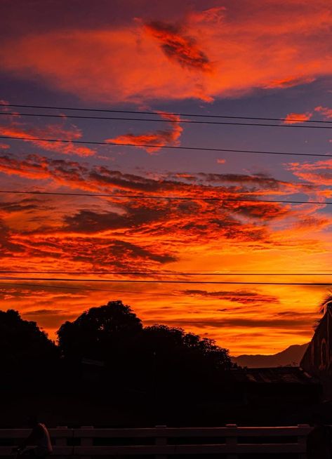 Red Sunset Aesthetic, Orange Scenery, Red And Orange Sunset, Orange Hour, Breathtaking Sunsets, Country Sunset, Country Photography, Scenery Photography, Orange Sunset