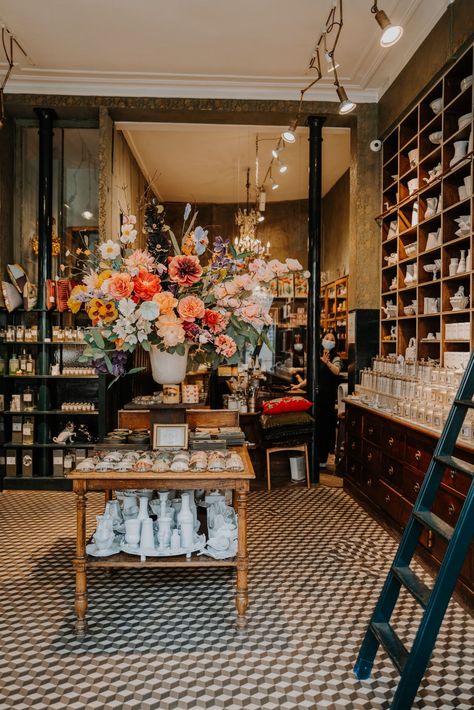 Hotel Store Design, Parisian Boutique Interior, Parisian Store Interior, Cute Shops Interior, French Boutique Interior, Fancy Store Interior Design, Moody Boutique, Vintage Store Interior, Coffee And Flower Shop