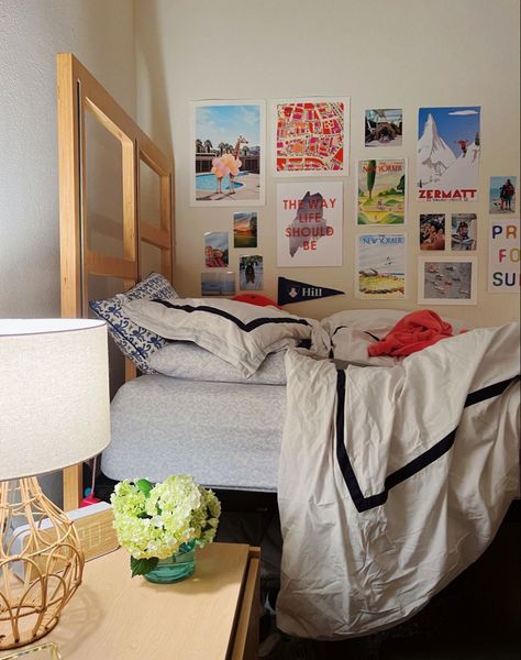 Navy Blue Dorm Room, Utk Dorm, Room Decor Navy Blue, Dorm Rooms Decorating, Decorating Dorm, Blue Dorm Room, Aesthetic Navy, Dorm Room Color Schemes, Dorm Room Colors