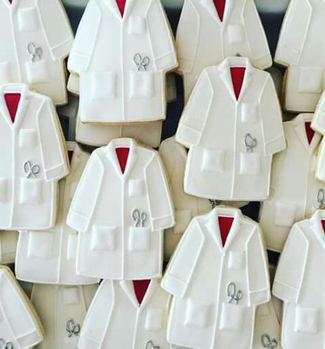 White coat ceremony Doctor Graduation Party Ideas, Match Day Medical School, Dentist Cookies, Doctor Lab Coat, Graduation Party Yard Signs, Medical Cookies, Ugly Sweater Cookie, Medical Party, White Coat Ceremony Gift