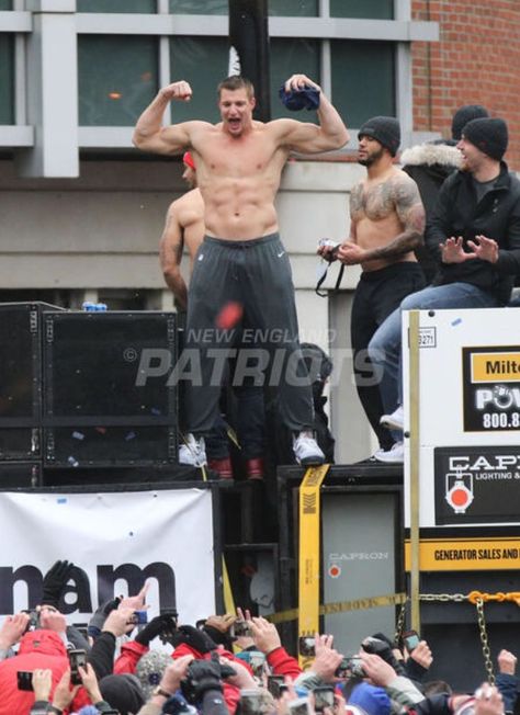 Rob Gronkowski Shirtless, Patriots Outfit, Gronk Patriots, Hee Man, Super Bowl Nfl, New England Patriots Football, Victory Parade, Rob Gronkowski, Julian Edelman