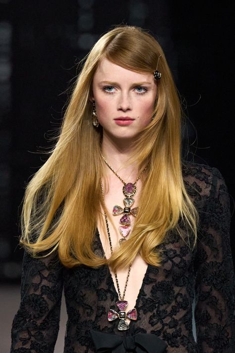 Chanel Fall 2022, Fw 2022, Blonde Redhead, Runway Hair, 90s Hairstyles, September 23, Hair Inspo Color, Fall 2022, 가을 패션