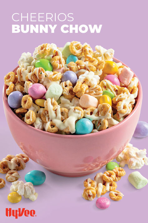 Hop into the holiday spirit with a batch of Cheerios Bunny Chow! Combine cereal, popcorn, marshmallows, and chocolate candies to make this sweet Easter snack or dessert. Easter Puppy Chow Recipes, Easter Snack Mix Recipes, Hyvee Recipes, Easter Candies, Easter Snack, Cottage Spring, Easter Kindergarten, Easter Party Food, Bunny Chow