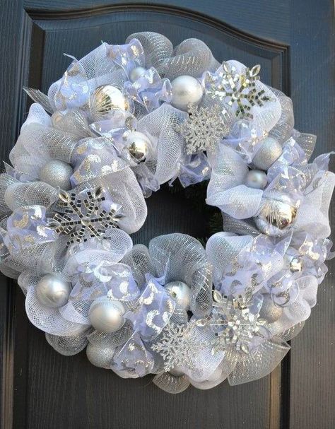 40 Snowflake Wreath Craft to be Your Winter Ornament ~ Matchness.com Snowflake Tutorial, Making Mesh Wreaths, Dekoratívne Vence, Wreath Mesh, Deco Mesh Wreaths Tutorials, White Christmas Wreath, Snowflake Wreath, Mesh Wreath Tutorial, Wreaths Christmas