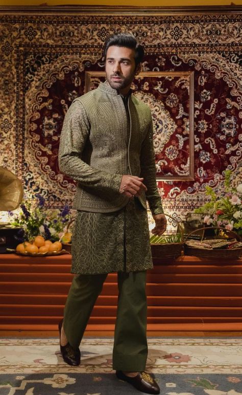 Pulkit Samrat's Mehendi Look Mehendi Pictures, Chooda Ceremony, S Mehendi, Groom Haldi, Pulkit Samrat, Celebrity Wedding Photos, Reception Outfits, Haldi Outfits, Wedding Outfits For Groom