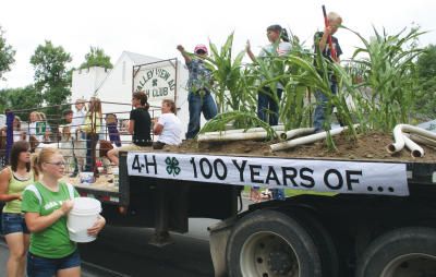 pictures of 4-h club parade floats | The Valley View Ag 4-H club s float won the first-place prize in a ... Ffa Ideas, Parade Float Ideas, Mardi Gras Float, Christmas Parade Floats, Tack Box, 4h Projects, 4 H Club, High Marks, Parade Ideas