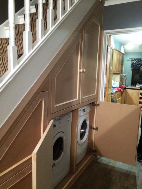 Washing Machine Under Stairs, Under Stairs Utility Room, Washer Dryer Under Stairs, Laundry Under Stairs, Stairs Laundry, Laundry Corner, Hidden Laundry Rooms, Hidden Laundry, Mountain Interiors