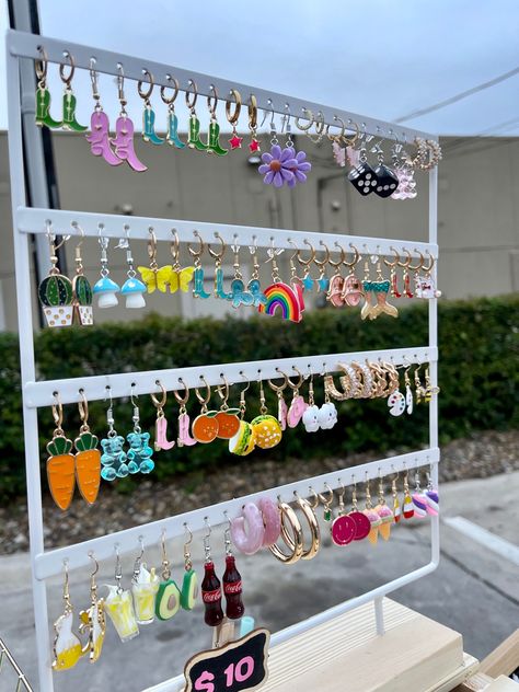 Earrings Stand Diy, Earrings Storage Ideas, Diy Earring Stand, Earring Holder Ideas, Diy Earrings Stand, Diy Jewelry Stand, Organizing Jewelry, Diy Earring Holder, Spring Jewelry Trends