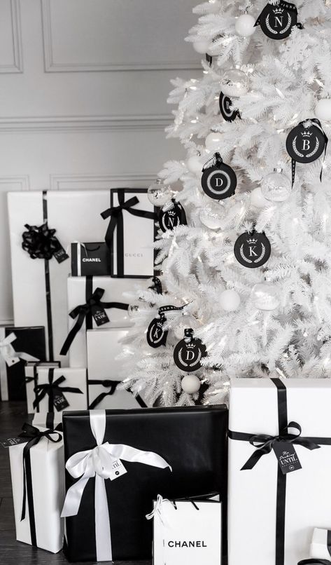 Chanel Christmas, Black Christmas Decorations, Glam Christmas Decor, Black White Christmas, Cozy Minimalist, Glam Christmas, Christmas Shoot, A White Christmas, Pink Christmas Decorations