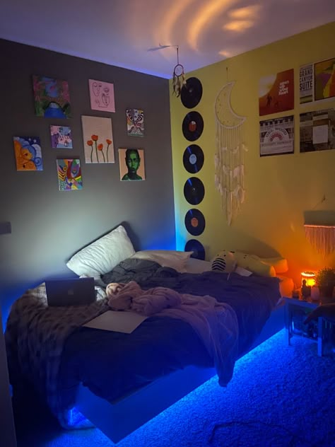 Floating bed hippie cool aesthetic room vintage led lights alt bohemain room ideas cool Room Ideas With Floating Bed, Cool Led Lights For Bedroom Ideas, Male Room Aesthetic Ideas, Mens Aesthetic Bedroom Ideas, Cool Men Room Ideas, Floating Bed Led Lights, Aesthetic Room Ideas For Teen Boys, Rooms With Led Lights Aesthetic, Men’s Aesthetic Room