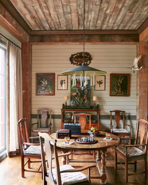 Ralph Lauren Lodge Style, Hunt Camp Decor, British Hunting Lodge, European Hunting Lodge, Hunting Lodge Dining Room, Hunt Country Interiors, Rustic Fishing Cabin, Hunting Game Room, Duck Hunting Lodge Interiors