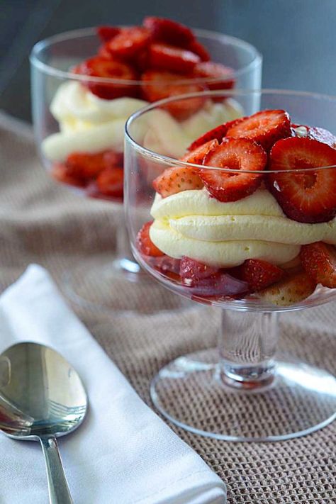 Low Carb Mascarpone Cheese with Strawberries - FatForWeightLoss #ketodiet #ketodessert #lowcarbdesserts #mascarpone Cheesecake Parfait Recipes, Strawberry Cheesecake Parfaits, Granola Parfait, Cheesecake Parfaits, Cheesecake In A Jar, Healthy Cheesecake, Parfait Recipes, Trifle Recipe, Low Calorie Desserts