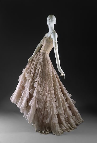 1948 – Christian Dior, Eugénie evening gown | Fashion History Timeline House Of Dior, Fashion 1940s, Dior Dress, Dior Vintage, Couture Mode, Vintage Gowns, Vintage Couture, Vestidos Vintage, 1940s Fashion