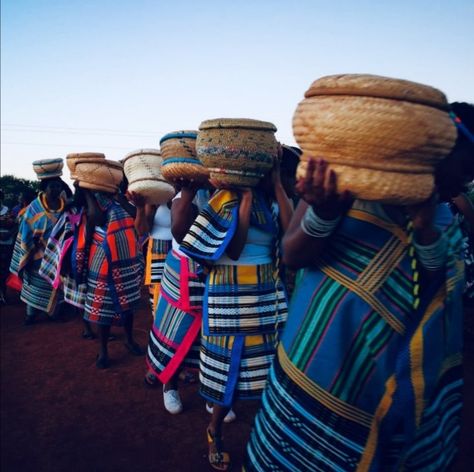 Xhosa Traditional Wedding, Venda Traditional Attire, African Traditional Wear, Shweshwe Dresses, African Women Art, South African Art, African Royalty, African Market, Traditional Wedding Invitations