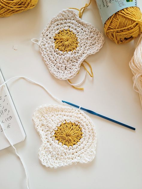 Fried Egg Coasters - Free Crochet Pattern Fried Egg Crochet Pattern, Crochet Egg Pattern, Egg Coaster, Egg Crochet, Crochet Egg, Crochet Coasters, Egg Shape, Fried Egg, Crochet Ideas