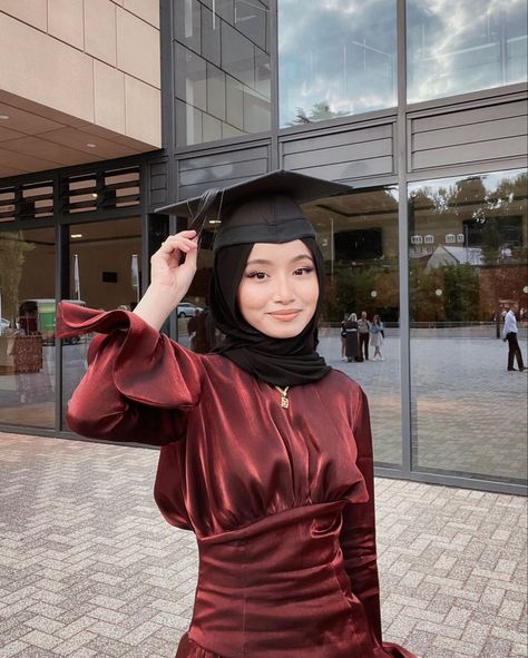 Convocation Outfit Graduation Hijab, Convocation Dress Graduation Muslim, Outfit Graduation Hijab, Graduation Hijab Style, Hijabi Graduation Pictures, Graduation Outfit Hijab, Graduation Outfit Ideas University Hijab, Graduation Hijab Outfits, Muslim Graduation Outfit