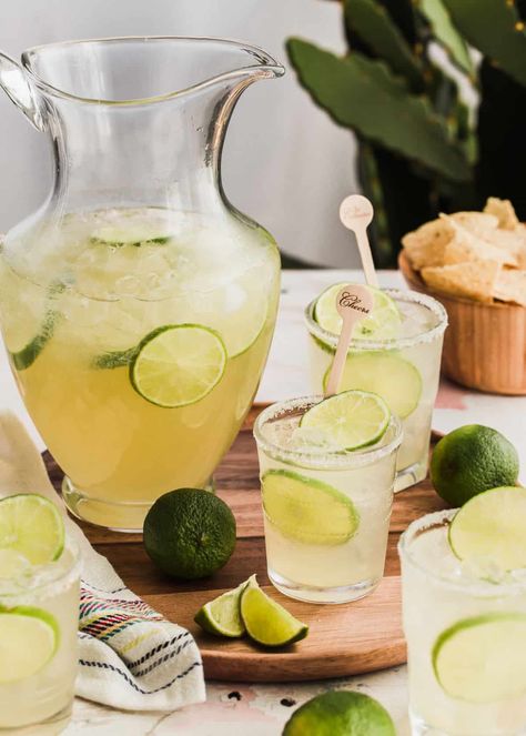 Margarita Pitcher Recipe, Beer Margarita Recipe, Limeade Margarita, Margarita Pitcher, Football Party Snacks, Margarita Punch, Beer Margarita, Pitcher Drinks, Party Food Buffet