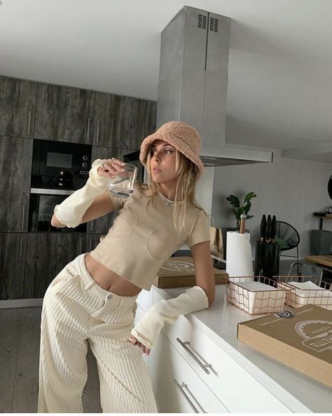 Arm Warmers Outfit, Sofia Coelho, Presets Vsco, Ugly Outfits, Instagram Presets, Cold Outfits, Fashion Photography Poses, Travel Summer, Neutral Outfit