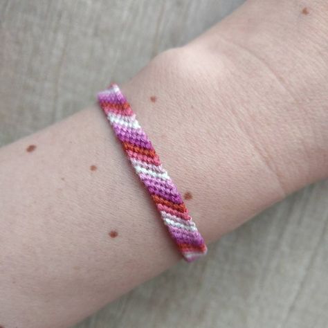 Lesbian Bracelet Diy, Lesbian Valentines Day Gift Ideas, Lesbian Friendship Bracelet, Lgbtq Crafts, Pride Jewelry Diy, Lesbian Accessories, Lesbian Bracelet, Queer Jewelry, Lgbtq Bracelet