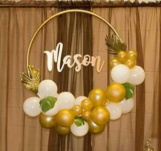 DIY decorated hula hoop with balloons and wooden name plate. Hula Hoop Balloon Arch, Hoop With Balloons, Hoop Balloon Arch, Hula Hoop Balloon, Balloon Hoop, Balloon Ring, 12th Birthday Party Ideas, Balloon Displays, Balloon Arch Diy