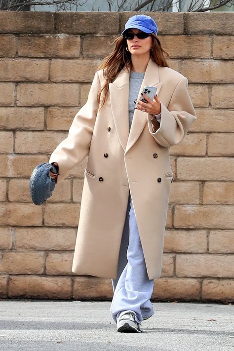 Hailey Bieber Street Style, Outfits Sommer, Hailey Bieber Style, Populaire Outfits, Outfit Formulas, Mode Ootd, Leather Trench Coat, Camel Coat, Oversized Coat