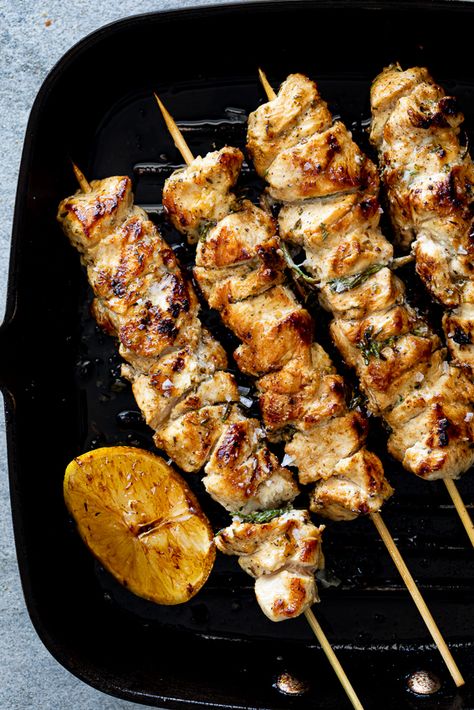 Easy herby lemon chicken skewers - Simply Delicious Lemon Chicken Skewers, Easy Lemon Chicken, Nem Nuong, Greek Grilled Chicken, Grilled Chicken Skewers, Dinners Recipes, Cheap Recipes, Kabob Recipes, Skewer Recipes