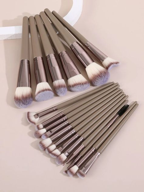 Eyeshadow Blending Brush, Eyeshadow Blending, Makeup Collection Goals, Makeup Brush Sets, Alat Makeup, Brush Sets, Makeup Brush Set Professional, Blending Brush, Eye Makeup Brushes