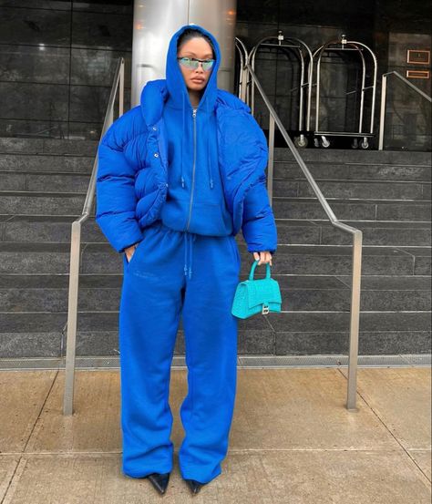 Jenny Lin Outfits, Blue Monochromatic Outfit, Street Wear Winter, Blue Outfit Winter, Jenny Lin, Biker Shorts Outfit, Monochromatic Outfit, Streetwear Fits, Streetwear Fashion Women