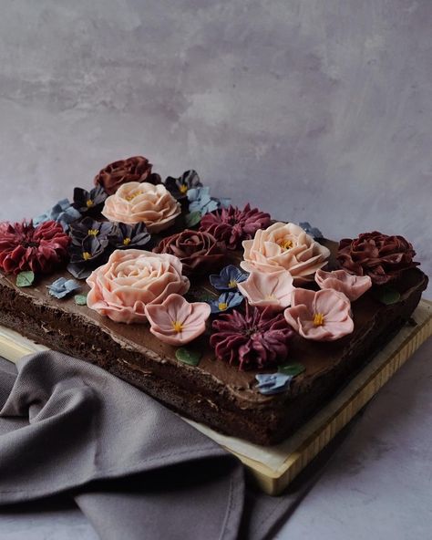 Flower Cakes | Edible Art on Instagram: “The full effect of the traybake. I’ve been trying to get a bit more height in my flowers. I realised that they would look great from a…” Traybake Cake, Cake Floral, Tray Bake, Flower Cakes, Cake Business, Painted Cakes, Cake Cover, Dessert Decoration, Desserts To Make