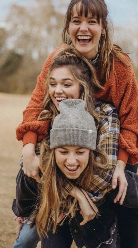 John Luke, Bff Photography, Sisters Photoshoot Poses, Sister Photography, Sister Poses, Sisters Photoshoot, Best Friend Photography, Best Friend Poses, Best Friend Photoshoot