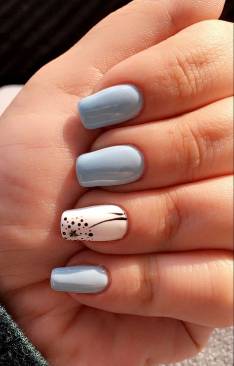 Short Nails Ideas Simple Summer Blue, Light Blue Nail Designs Summer, Light Blue Nail Color Ideas, Nail Disine Ideas, Light Blue Nail Art Design, Blue Pastel Nails Design, Light Blue Nails With White Flowers, Short Nails Pastel Colors, Light Blue Nails With Design Summer