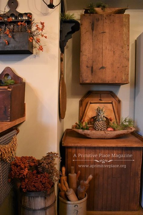 Modern Hobbit, A Primitive Place Magazine, Prim Kitchen, Brown Cottage, Primitive Shelves, Rustic Style Furniture, Casas Country, Rustic Furniture Design, Primitive House