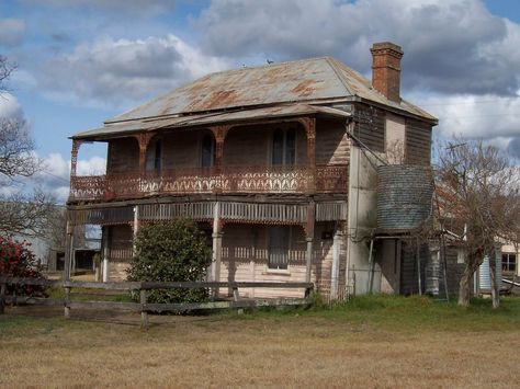 Farmhouse at Freeman's Reach Queenslander House, Australia Landscape, Old Abandoned Houses, Timber Buildings, Australian History, Outback Australia, Casas Coloniales, Australian Architecture, Old Farm Houses