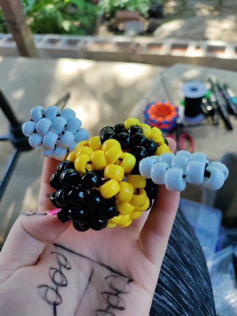 3d Kandi Animals, Bee Kandi, Garfield Kandi, Kandi Creations, Kandi Jewelry, Bracelet Stuff, Pony Bead Projects, Kandi Inspo, Diy Kandi Bracelets