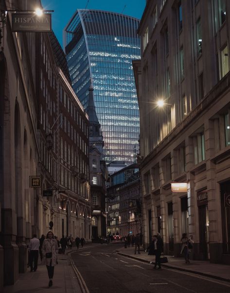 people walking in sidewalks on both sides of street photo – Free Road Image on Unsplash Sky Garden London, London Sightseeing, Modern Lodge, London Market, Greenwich Park, Walks In London, London Zoo, Architecture Images, London Landmarks