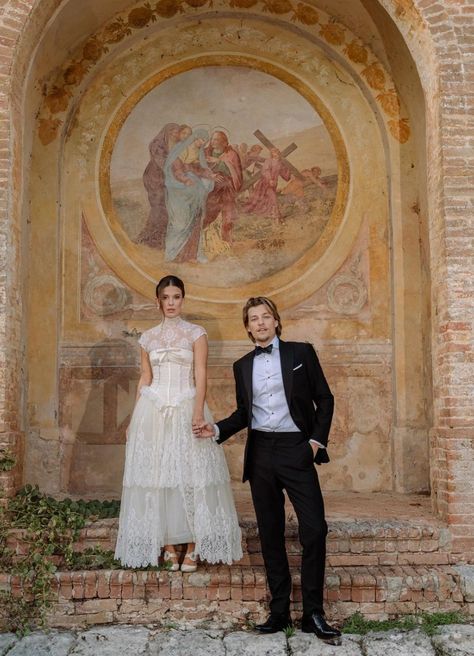 Milly Bobby Brown and Jake Bon Giovi wedding's photo Brown Wedding Dress, Valentino Wedding Dress, Jake Bongiovi, Different Wedding Dresses, Vogue Wedding, Tuscan Wedding, 파티 드레스, Romantic Wedding Photos, Brown Wedding