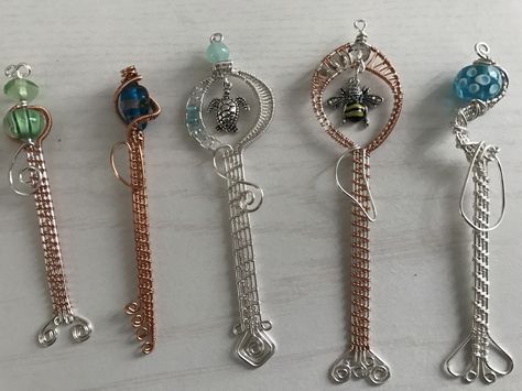 Wire Wrap Bookmark, Wire Wrapped Bookmark, Wire Bookmarks, Diy Wire Jewelry Rings, Wire Ideas, Copper Wire Art, Wire Jewelry Rings, Wire Wrapping Diy, Wire Wrapped Jewelry Diy