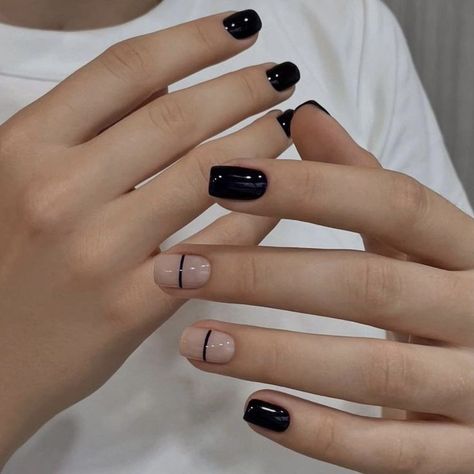 Black Manicure Short, Kutek Disney, Wow Nails, Hello Nails, Subtle Nails, Smink Inspiration, Simple Gel Nails, Grunge Nails, Minimal Nails