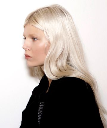 Coloring White Hair, Black Shampoo, Beauty Mistakes, White Hair Color, White Blonde Hair, Pale Blonde, Platinum Hair, White Blonde, Bleach Blonde