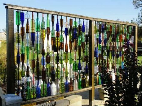 How to build a bottle privacy screen | DIY projects for everyone! Wine Bottle Fence, Wine Bottle Garden, Wine Bottle Wall, Diy Garden Fence, Bottle Trees, Bottle Tree, Backyard Privacy, Diy Fence, Bottle Garden