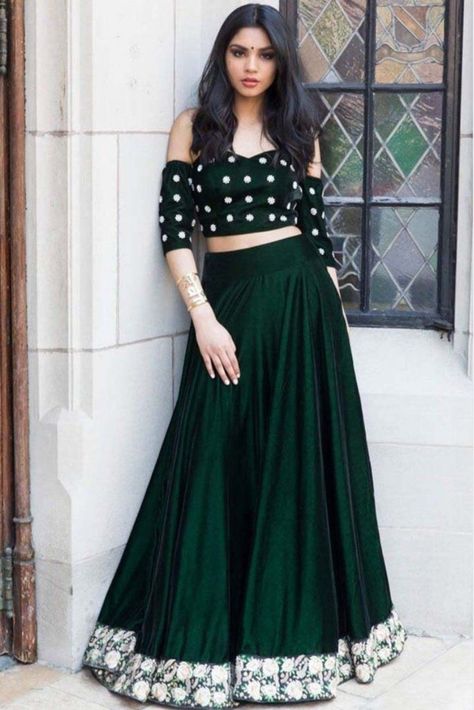 Crop Top Lehenga, Lehnga Dress, Crop Top Designs, Gaun Fashion, Choli Designs, Velvet Crop Top, Wear Crop Top, Party Wear Lehenga, Indian Gowns