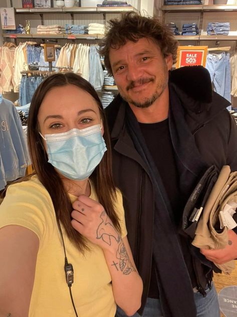 Pedro Pascal 2022, Pedro Pascal With Fans, Pedro Pascal Dancing, Pedro Pascal 2023, Fan Pic, Fan Picture, Oscar Isaac, Fame Dr, Pedro Pascal